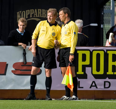 Domare Johnny Lundbäck pratar med assisterande domaren
