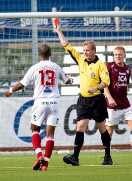 Aziz Corr Nyang, Assyriska, får rött kort av domare