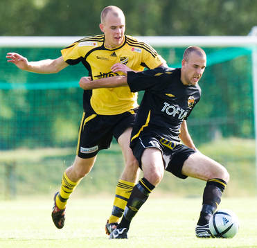 Fredrik Hägglund trycker till Robert Drwiega