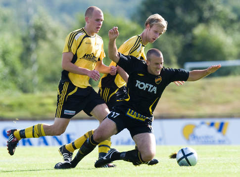 Fredrik Hägglund trycker till Robert Drwiega