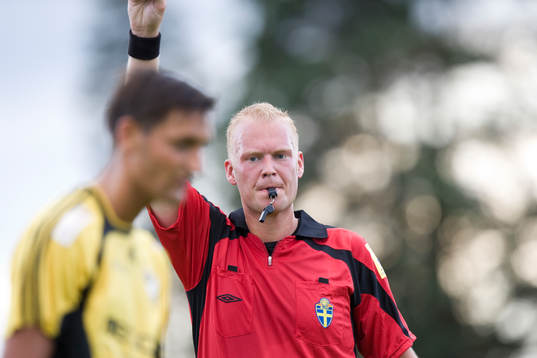 Varning, domaren Henrik Nilsson