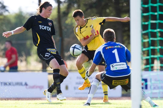 Fisnik Alaj, Hässleholm, utmanar Joni Haapanen, målvakt,