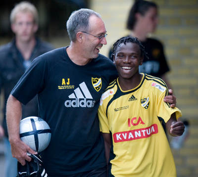 May Mahlangu, IFK Hässleholm, kramas om av tränaren Affe