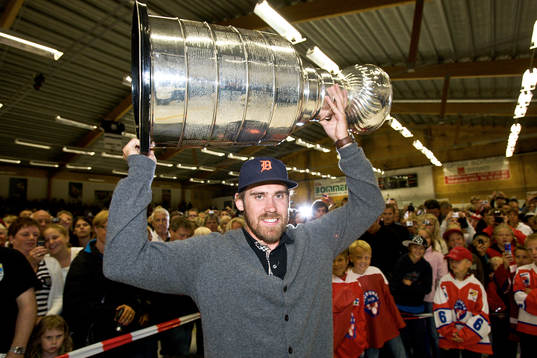 Henrik Zetterberg har fått låna Stanley Cup-pokalen och