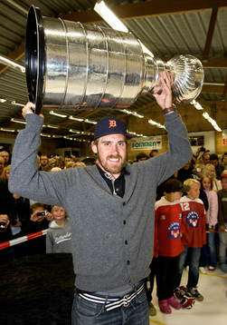 Henrik Zetterberg har fått låna Stanley Cup-pokalen och