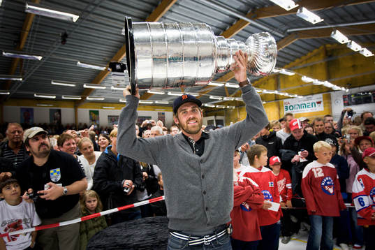 Henrik Zetterberg har fått låna Stanley Cup-pokalen och