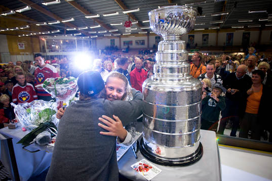 Henrik Zetterberg har fått låna Stanley Cup-pokalen och