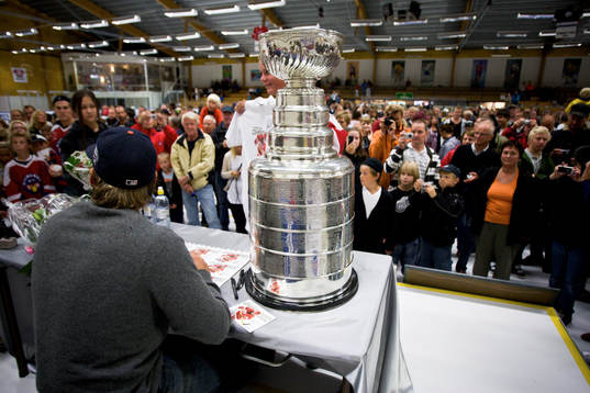 Henrik Zetterberg har fått låna Stanley Cup-pokalen och