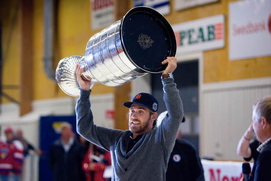 Henrik Zetterberg har fått låna Stanley Cup-pokalen och