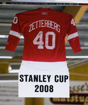 Henrik Zetterberg har fått låna Stanley Cup-pokalen och