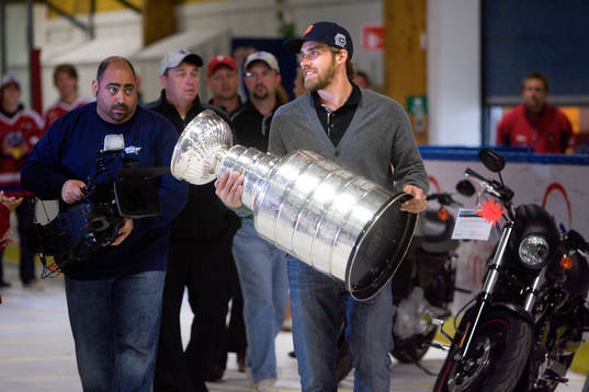 Henrik Zetterberg har fått låna Stanley Cup-pokalen och