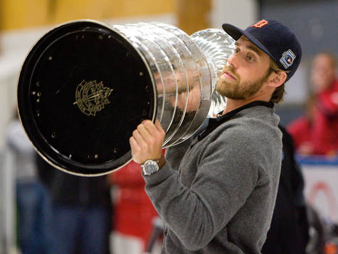 Henrik Zetterberg har fått låna Stanley Cup-pokalen och