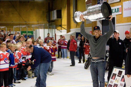 Henrik Zetterberg har fått låna Stanley Cup-pokalen och