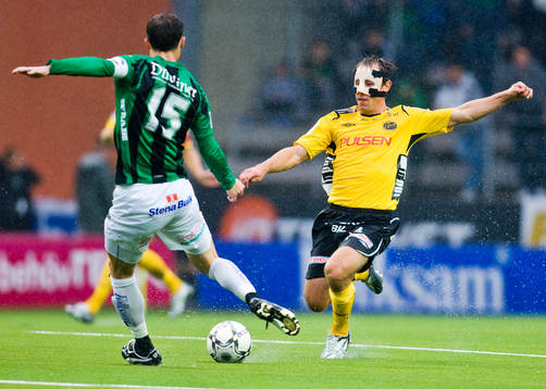 Johan Karlsson, Elfsborg, spelar med ansiktsmask. Fredrik