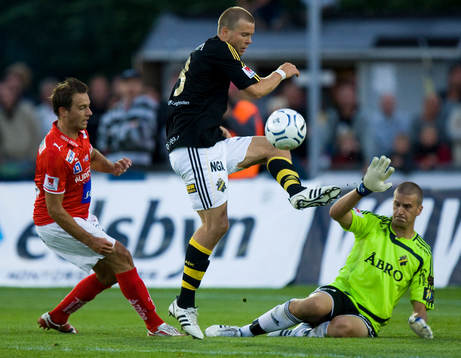 Per Karlsson räddar framför Nicklas Bergh