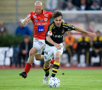 Henrik Rydström på väg att "käka upp" en AIK-are