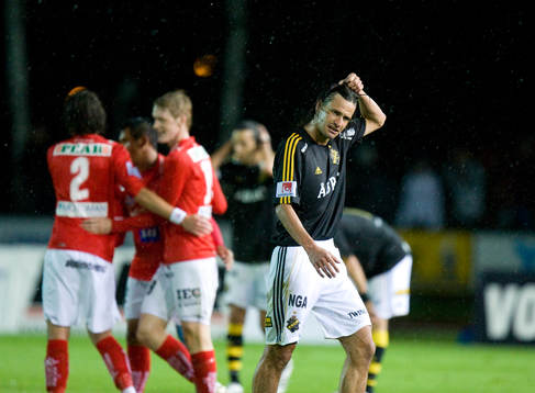 Ivan Obolo river sitt hår medan Kalmar jublar