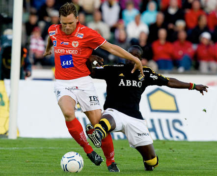 Stefan Larsson, Kalmar, glidtacklas av Saihou Jagne