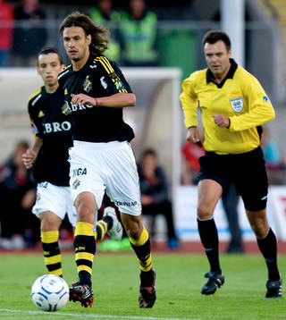 Ivan Obolo, AIK, driver bollen, Martin Ingvarsson, domare,