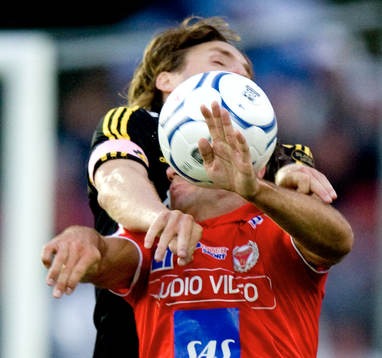 Nils-Eric Johansson, AIK, omfamnar Stefan Larsson