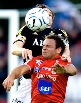 Nils-Eric Johansson, AIK, omfamnar Stefan Larsson