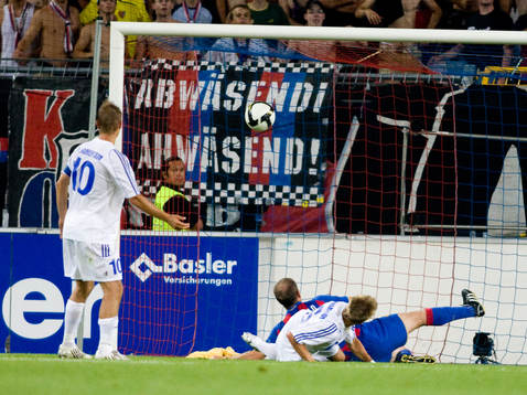 Basel gör ett av sina mål, Niclas Alexandersson i IFK kan