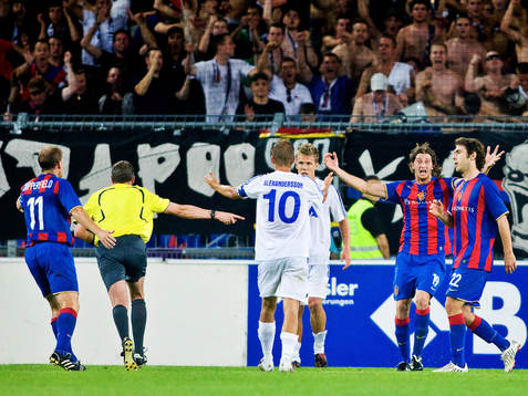 Domaren pekar på straffpunkten och Basel jublar. Jubel