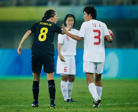 Lotta Schelin, Sverige, är irriterad över att Jie Li,