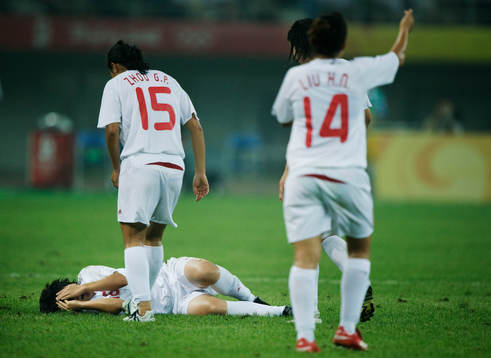 Dandan Wang, Kina, ligger ner