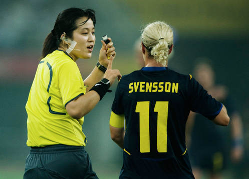 Euan Ah Hong, domare, pratar med Victoria Svensson, Sverige