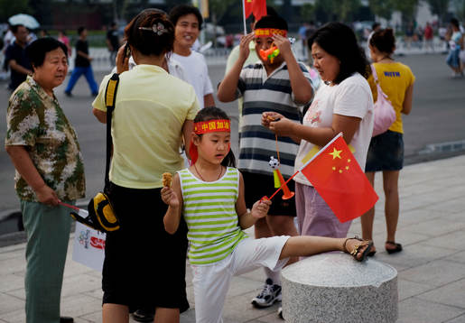 En flicka med familj som väntar utanför Tianjin Olympic