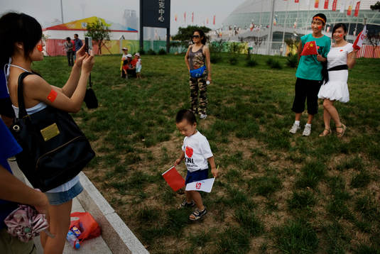 Familjer tar bilder utanför Tianjin Olympic Center Stadium