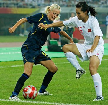 Josefine Öqvist, Sverige, dribblar mot Gaoping Zhou, Kina