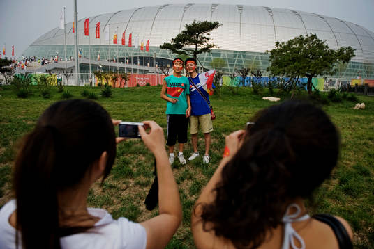 Familjer tar bilder utanför Tianjin Olympic Center Stadium
