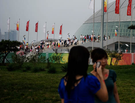 Folk på väg in till Tianjin Olympic Center Stadium