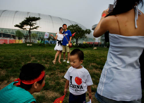 Familjer tar bilder utanför Tianjin Olympic Center Stadium