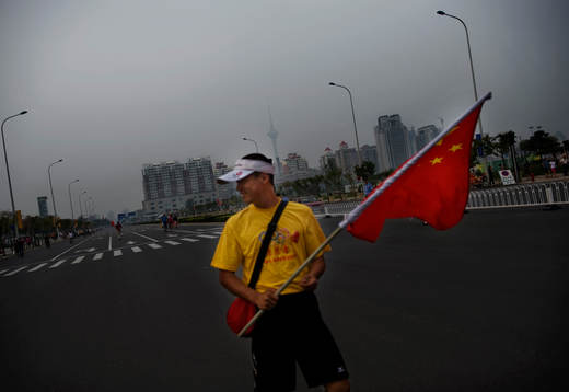 En del av staden Tianjin bakom en OS-volontär