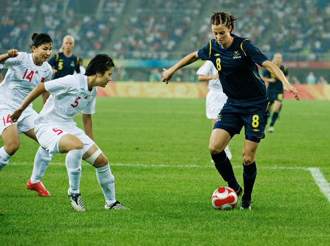 Lotta Schelin, Sverige, dribblar