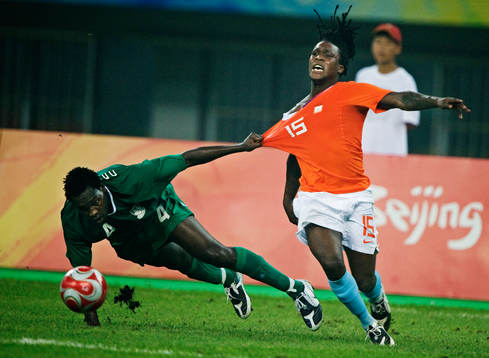 Onyekachi Apam, Nigeria, drar i Royston Drenthe, Holland