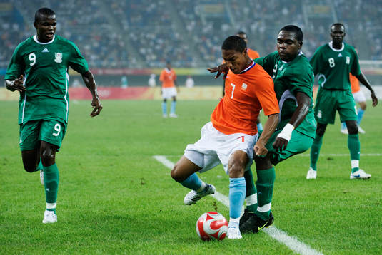 Jonathan De Guzman, Holland, i kamp om bollen med Chibuzor
