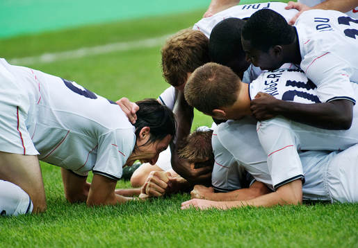 Stuart Holden, USA, gratuleras till sitt 0-1-mål