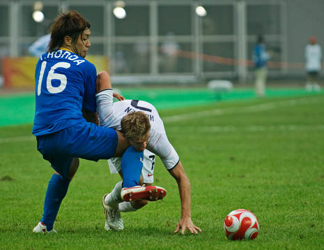 Takuya Honda, Japan, stoppar Stuart Holden, USA