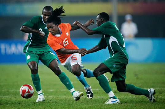 Royston Drenthe, Holland, tar sig förbi försvaret