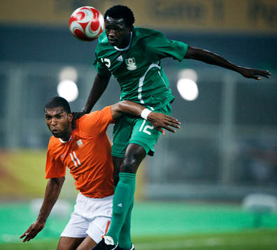 Ryan Babel, Holland, trycks ner av Ebenezer Ajilore, Nigeria