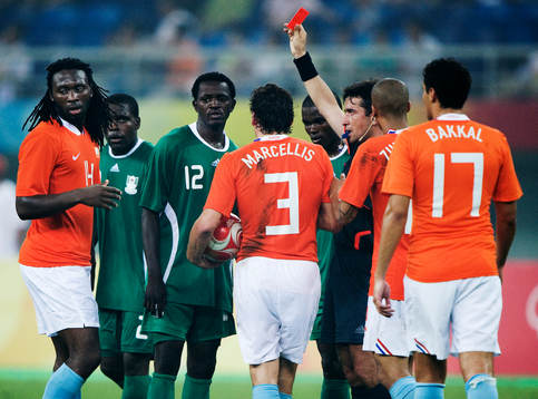 Pablo Pozo, domare, visar ut Evander Sno, Holland