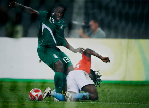 Olubayo Adefemi, Nigeria, och Royston Drenthe, Holland, i