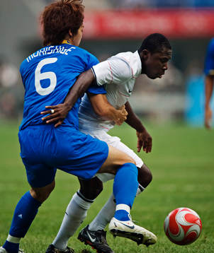 Freddy Adu, USA, tar sig loss från Masato Morishige, Japan