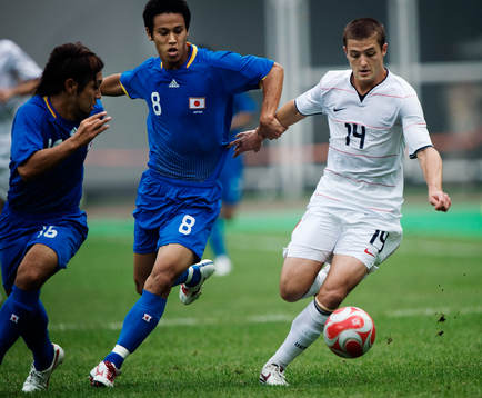Keisuke Honda, Japan, och Robbie Rogers, USA, i närkamp