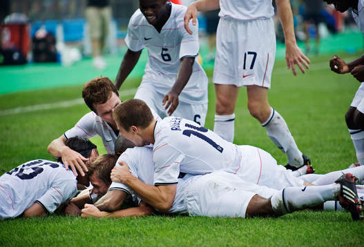 Stuart Holden, USA, gratuleras till sitt 0-1-mål