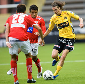 Unge Daniel Nordmark skojar med Emin Nouri och Daniel Lopes